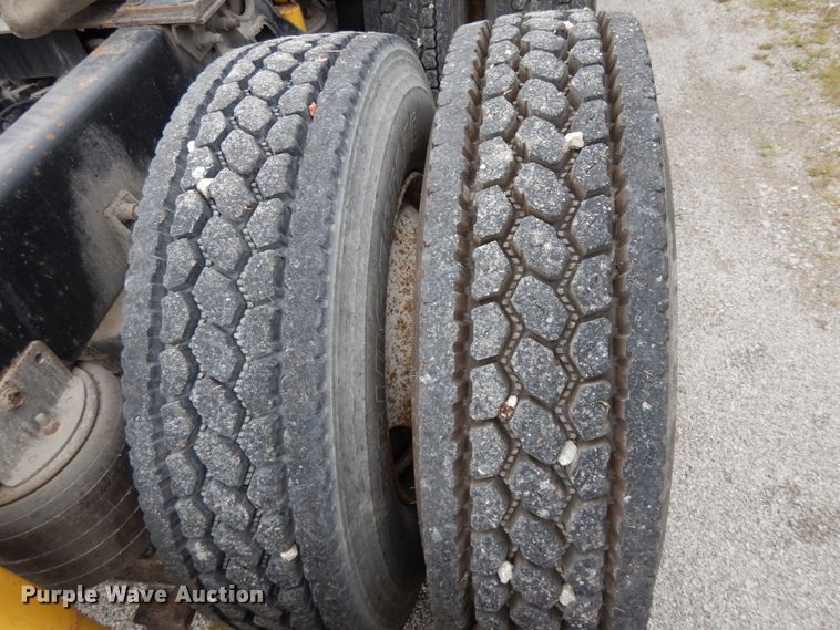 image for item DF5299 1999 International 9400  semi truck