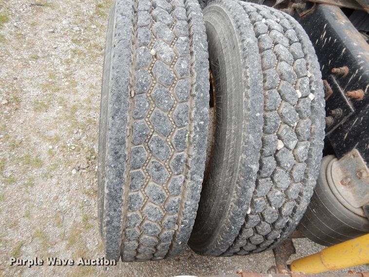 image for item DF5299 1999 International 9400  semi truck