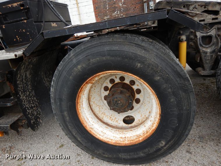 image for item DF5299 1999 International 9400  semi truck