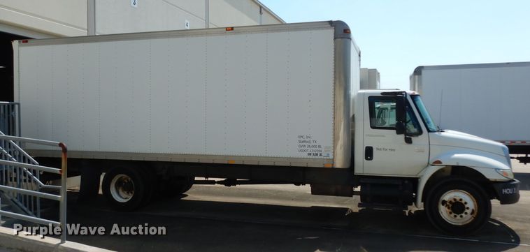 image for item DG6889 2006 International 4300  box truck