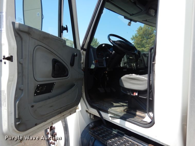 image for item DG6889 2006 International 4300  box truck