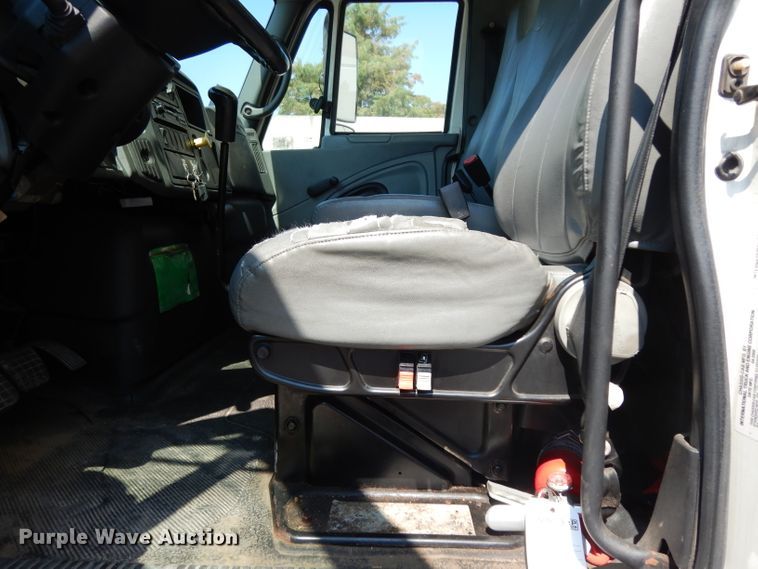 image for item DG6889 2006 International 4300  box truck