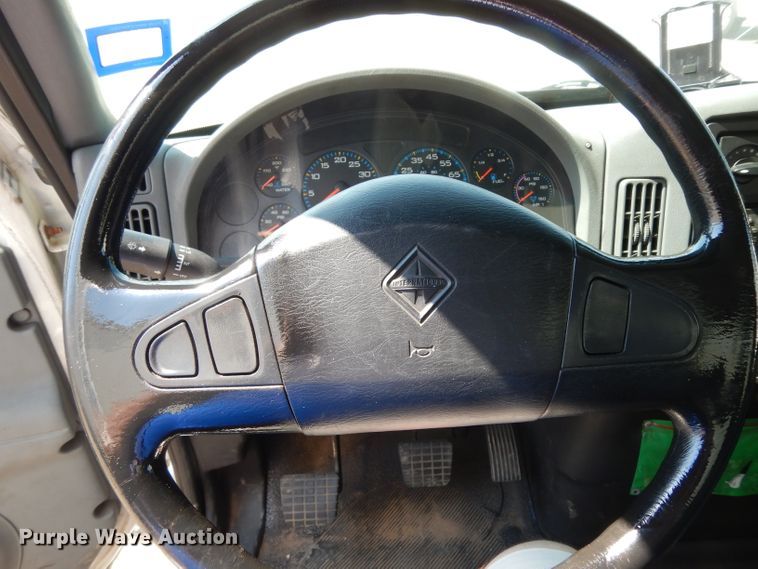 image for item DG6889 2006 International 4300  box truck