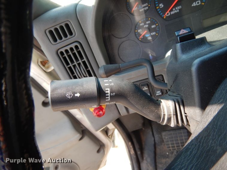 image for item DG6889 2006 International 4300  box truck