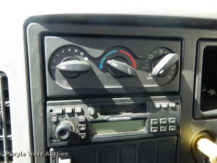 image for item DG6889 2006 International 4300  box truck