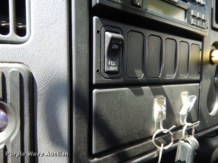 image for item DG6889 2006 International 4300  box truck