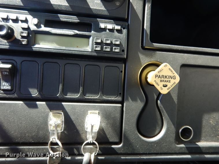 image for item DG6889 2006 International 4300  box truck