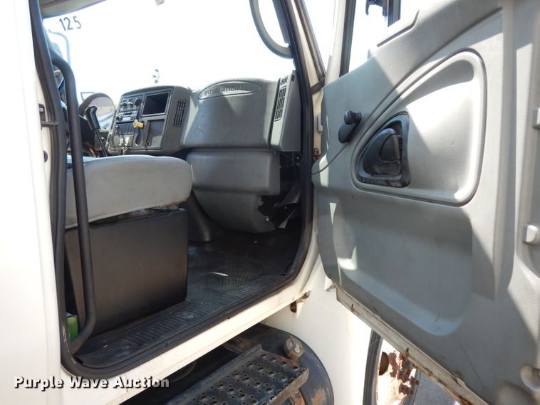 image for item DG6889 2006 International 4300  box truck