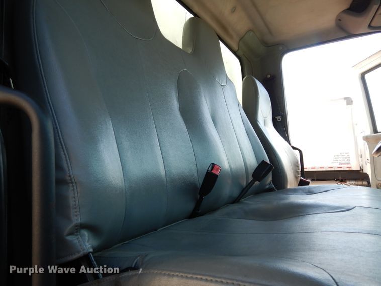 image for item DG6889 2006 International 4300  box truck