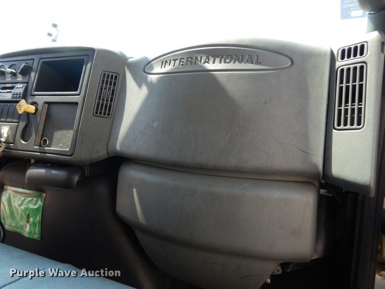 image for item DG6889 2006 International 4300  box truck