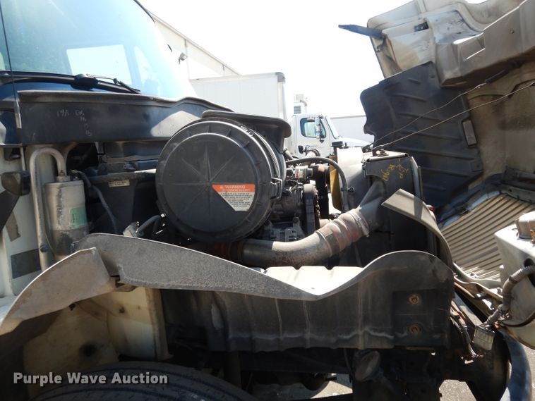 image for item DG6889 2006 International 4300  box truck