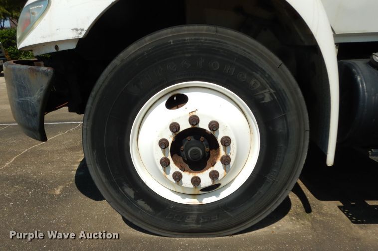 image for item DG6889 2006 International 4300  box truck