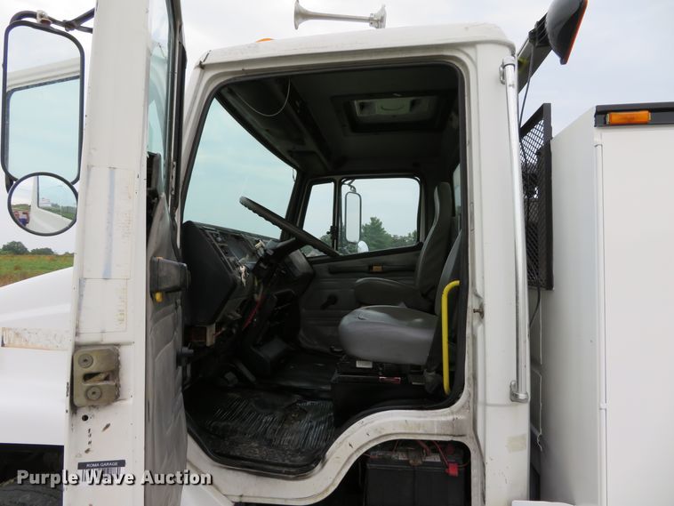 image for item DH1085 2002 Freightliner FL70  utility truck
