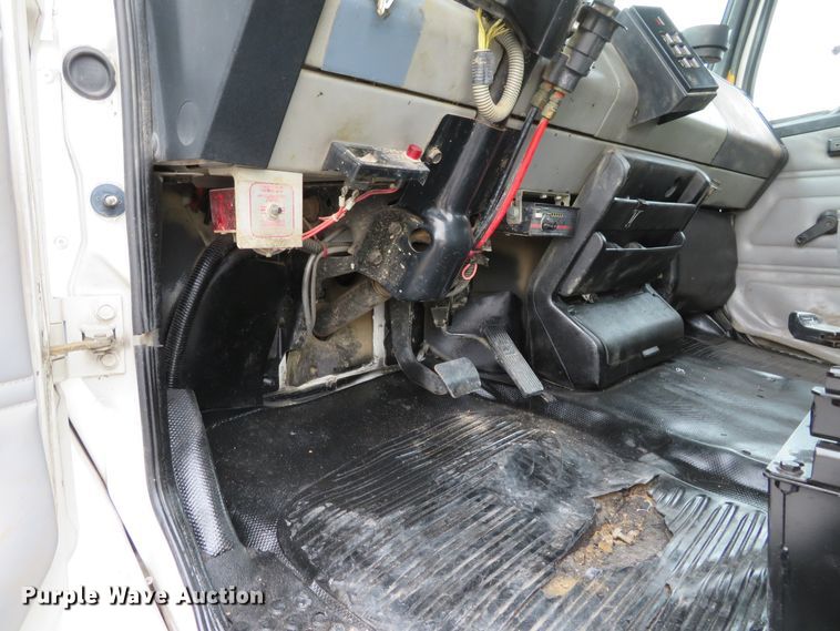 image for item DH1085 2002 Freightliner FL70  utility truck