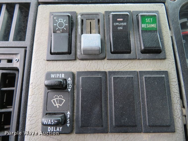 image for item DH1085 2002 Freightliner FL70  utility truck