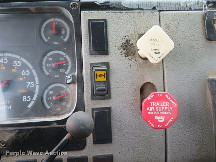 image for item DH1085 2002 Freightliner FL70  utility truck