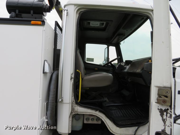 image for item DH1085 2002 Freightliner FL70  utility truck