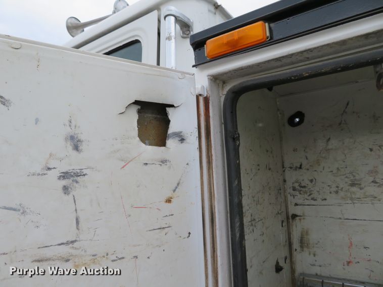 image for item DH1085 2002 Freightliner FL70  utility truck