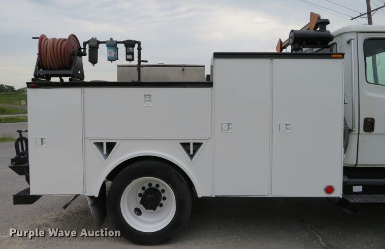 image for item DH1085 2002 Freightliner FL70  utility truck