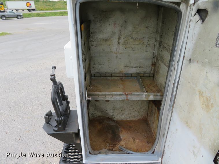 image for item DH1085 2002 Freightliner FL70  utility truck