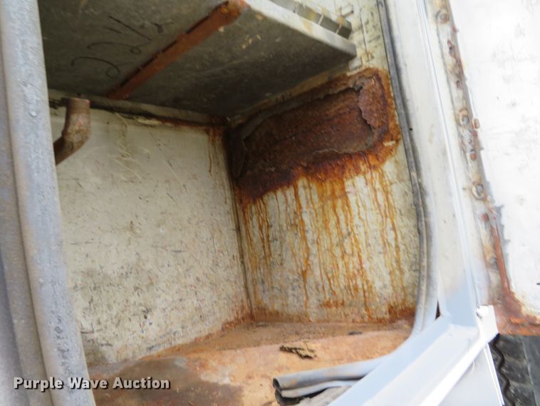 image for item DH1085 2002 Freightliner FL70  utility truck