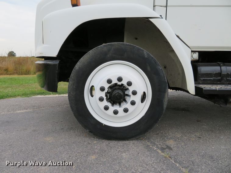 image for item DH1085 2002 Freightliner FL70  utility truck