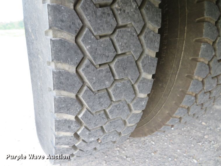 image for item DH1085 2002 Freightliner FL70  utility truck