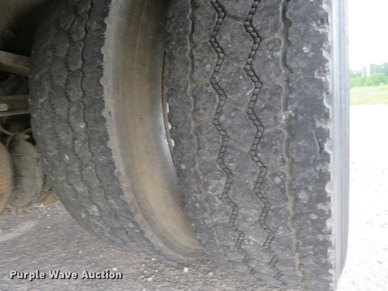 image for item DH1085 2002 Freightliner FL70  utility truck