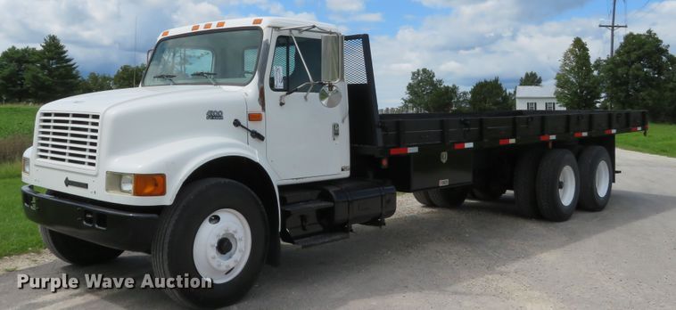image for item DH1110 2001 International 4900  flatbed truck