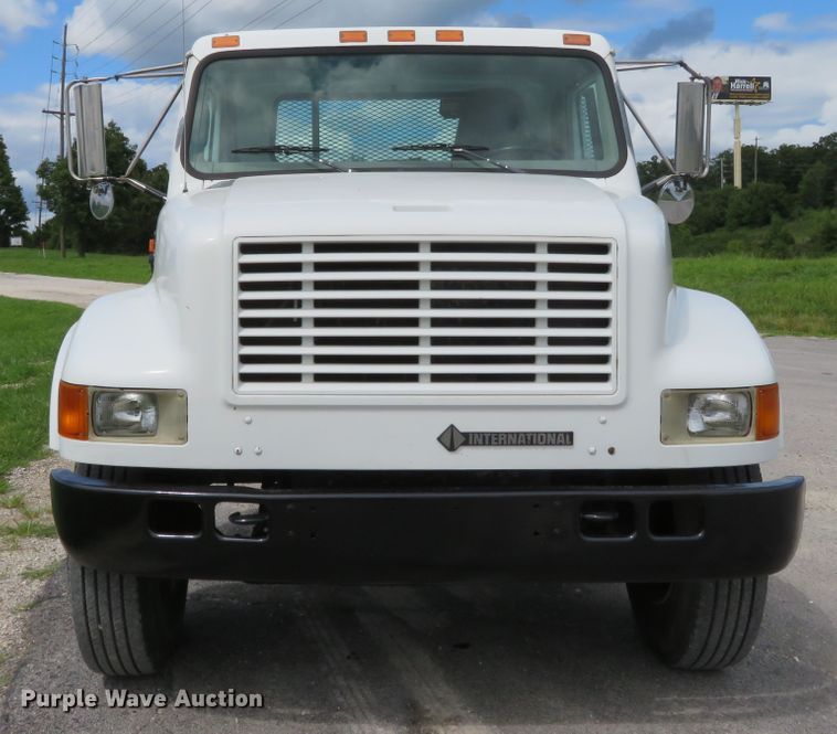 image for item DH1110 2001 International 4900  flatbed truck