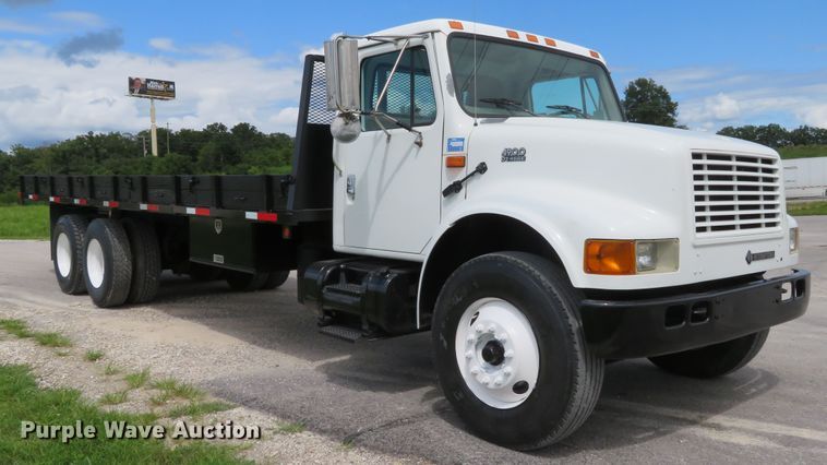 image for item DH1110 2001 International 4900  flatbed truck