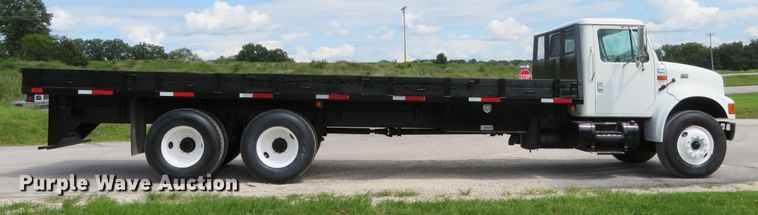 image for item DH1110 2001 International 4900  flatbed truck