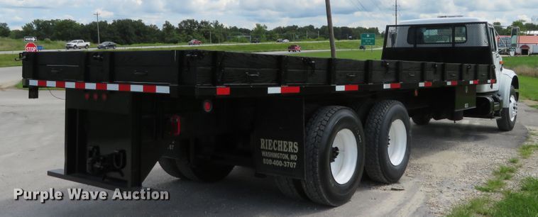 image for item DH1110 2001 International 4900  flatbed truck