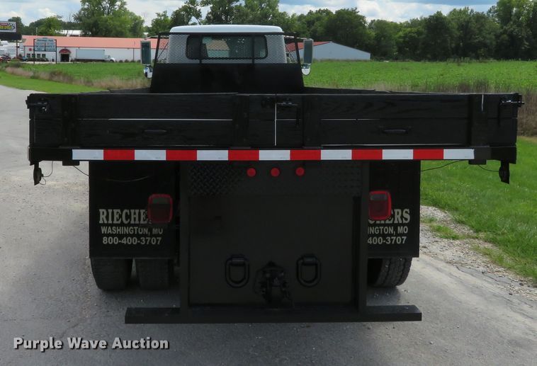 image for item DH1110 2001 International 4900  flatbed truck