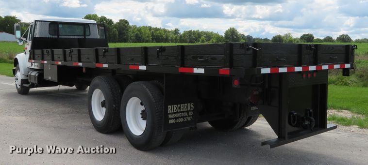 image for item DH1110 2001 International 4900  flatbed truck