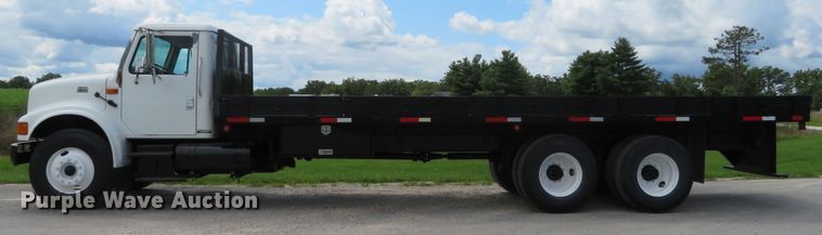 image for item DH1110 2001 International 4900  flatbed truck
