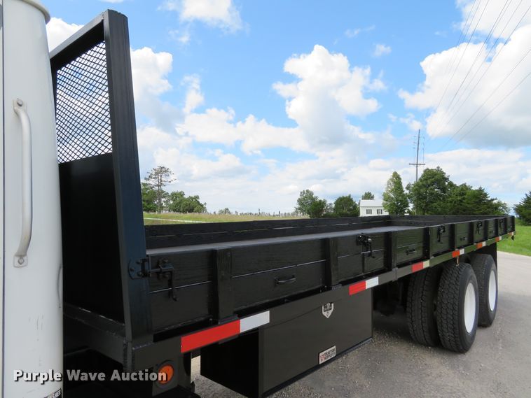 image for item DH1110 2001 International 4900  flatbed truck