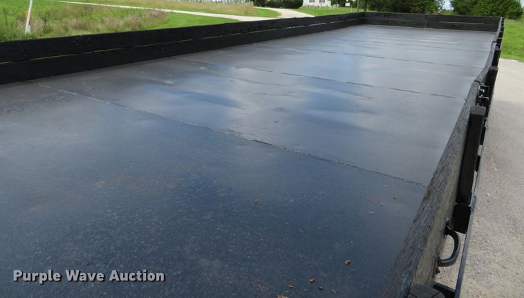 image for item DH1110 2001 International 4900  flatbed truck