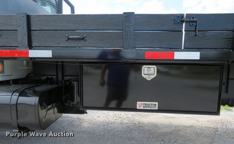 image for item DH1110 2001 International 4900  flatbed truck