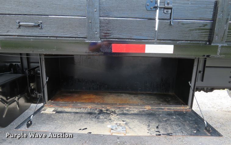 image for item DH1110 2001 International 4900  flatbed truck