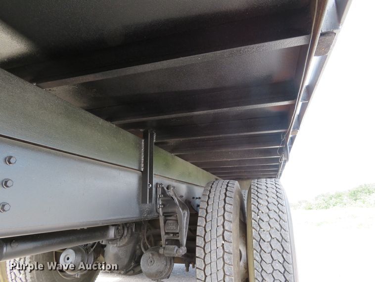 image for item DH1110 2001 International 4900  flatbed truck