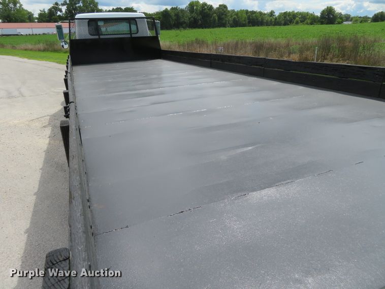 image for item DH1110 2001 International 4900  flatbed truck