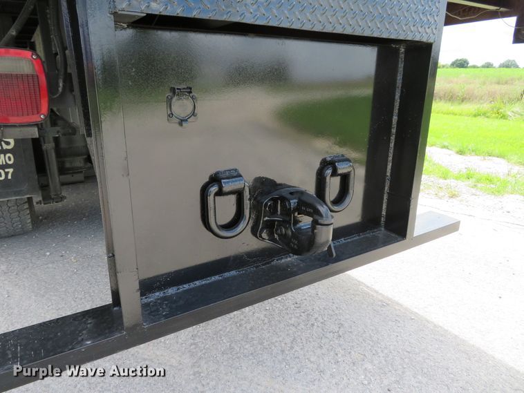 image for item DH1110 2001 International 4900  flatbed truck