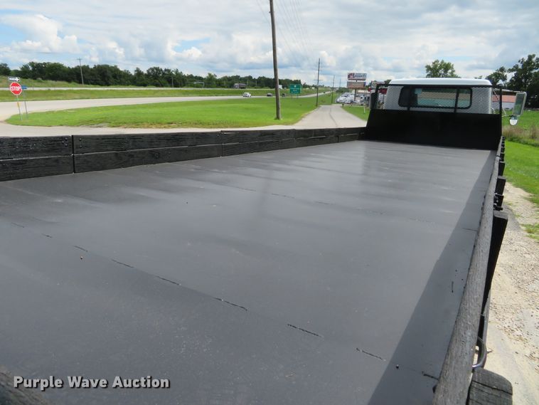 image for item DH1110 2001 International 4900  flatbed truck