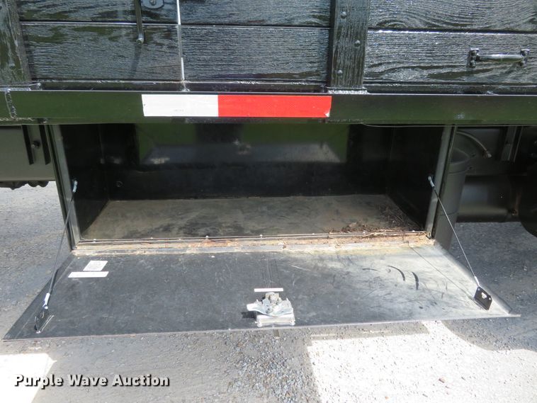 image for item DH1110 2001 International 4900  flatbed truck