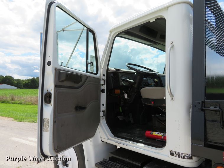 image for item DH1110 2001 International 4900  flatbed truck