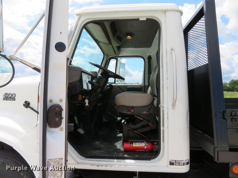 image for item DH1110 2001 International 4900  flatbed truck