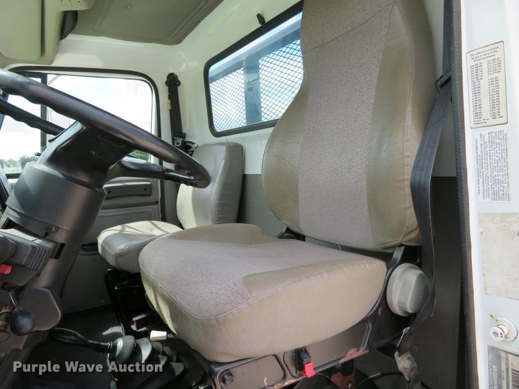 image for item DH1110 2001 International 4900  flatbed truck