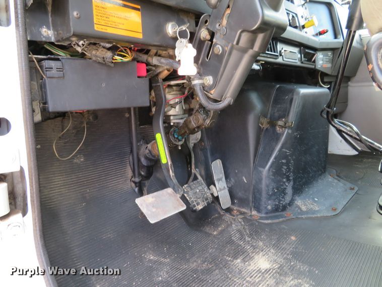 image for item DH1110 2001 International 4900  flatbed truck