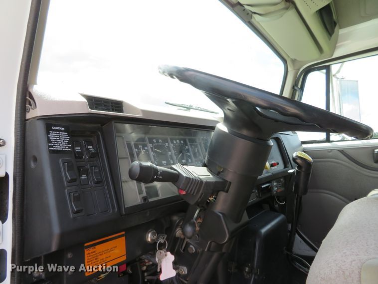 image for item DH1110 2001 International 4900  flatbed truck